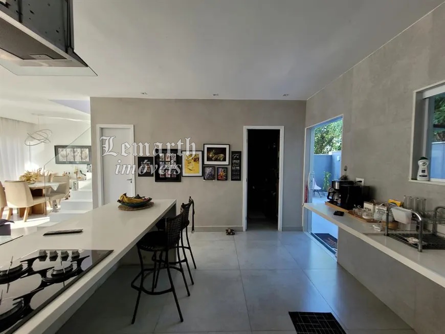 Casa Luxo em Vargem Pq. Condomínio Fechado. 3 Quartos e 4 banheiros, 2 vagas. 225 m²   R$ 1.290.000