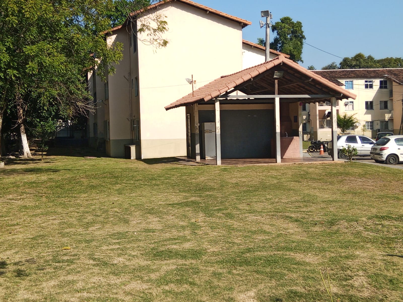 VENDO APARTAMENTO 02 QTOS. COM VAGA, NO CONDOMÍNIO RESIDENCIAL AMETISTA. EM JESUÍTAS. 