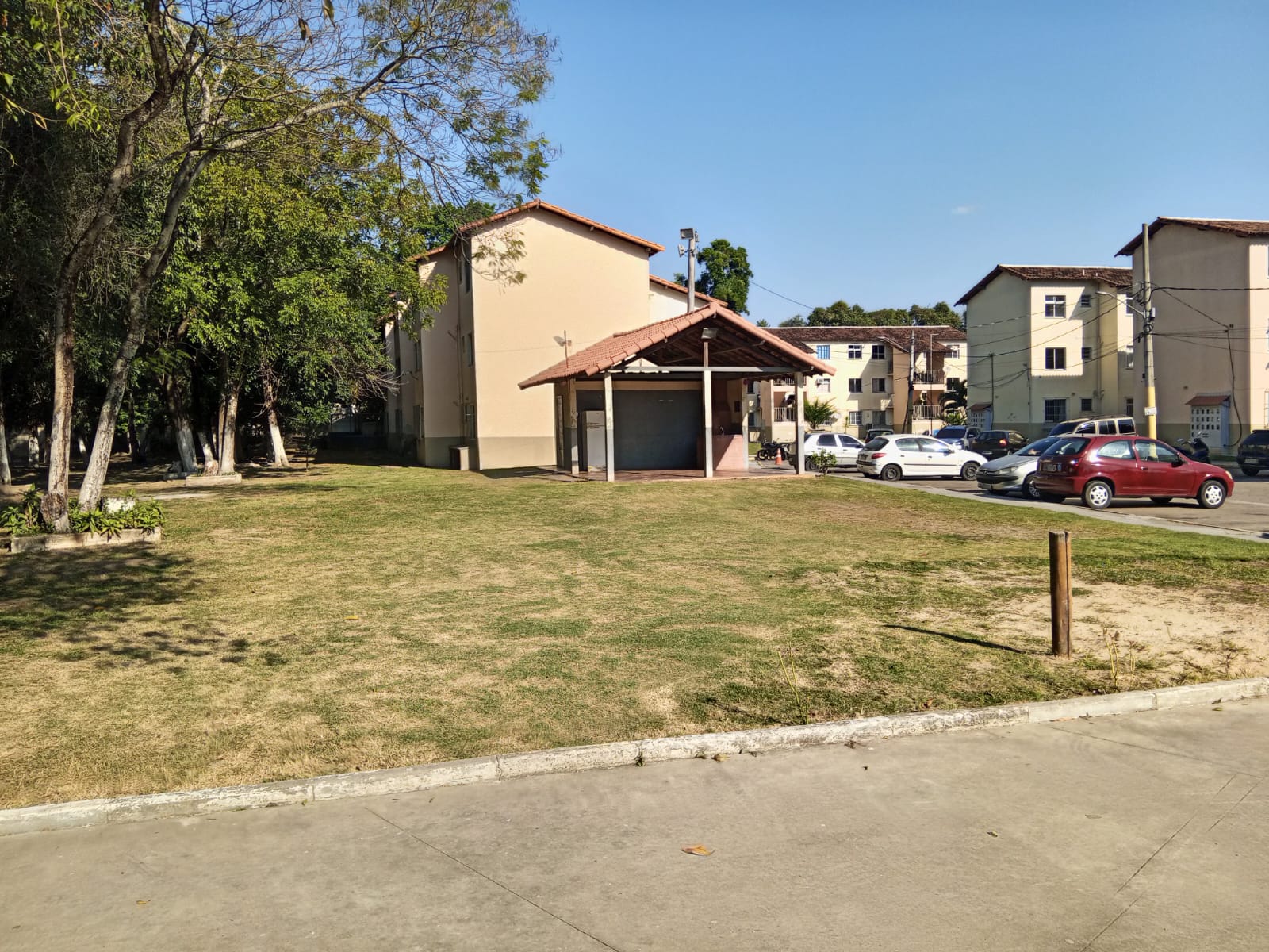 VENDO APARTAMENTO 02 QTOS. COM VAGA, NO CONDOMÍNIO RESIDENCIAL AMETISTA. EM JESUÍTAS. 