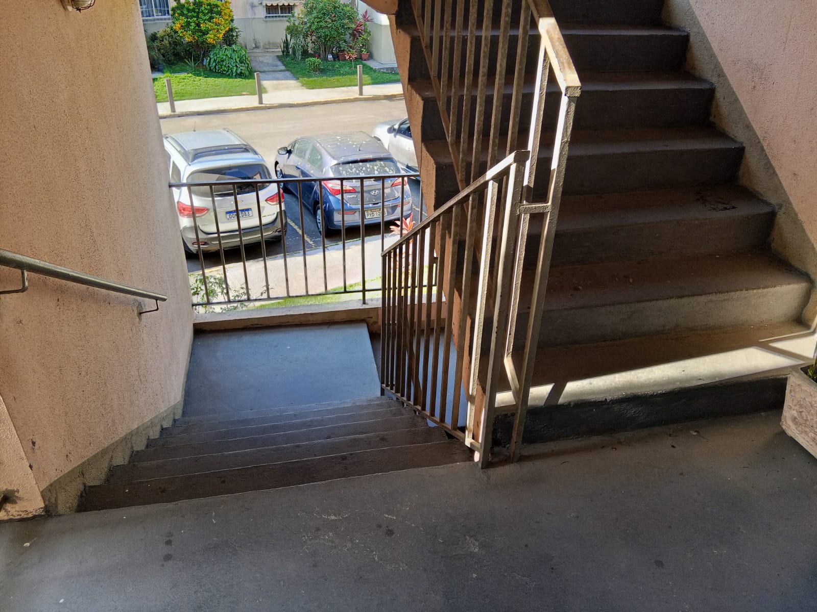VENDO APARTAMENTO 02 QTOS. COM VAGA, NO CONDOMÍNIO RESIDENCIAL AMETISTA. EM JESUÍTAS. 