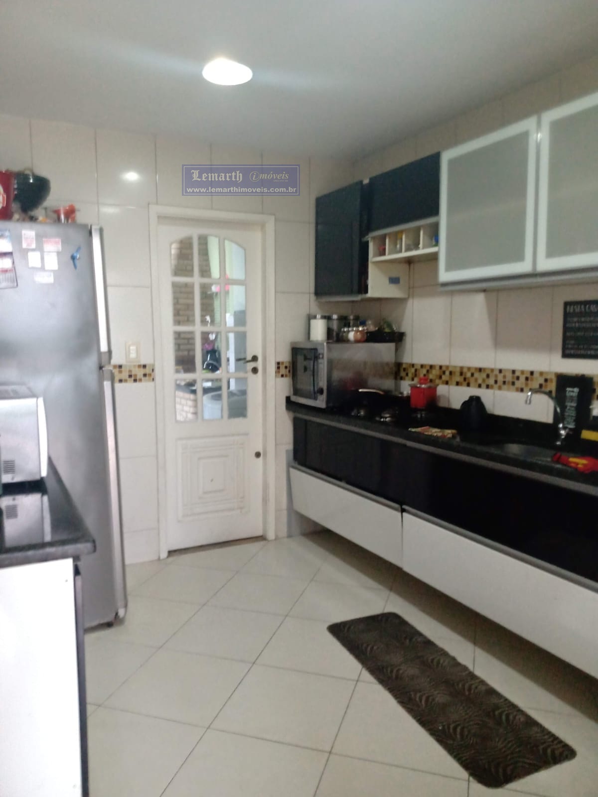 CASA EM CONDOMÍNIO FECHADO - PRAÇA SECA - 3 QTOS. SUÍTE, ÁREA EXTERNA COM CHURRASQUEIRA E GARAGEM.