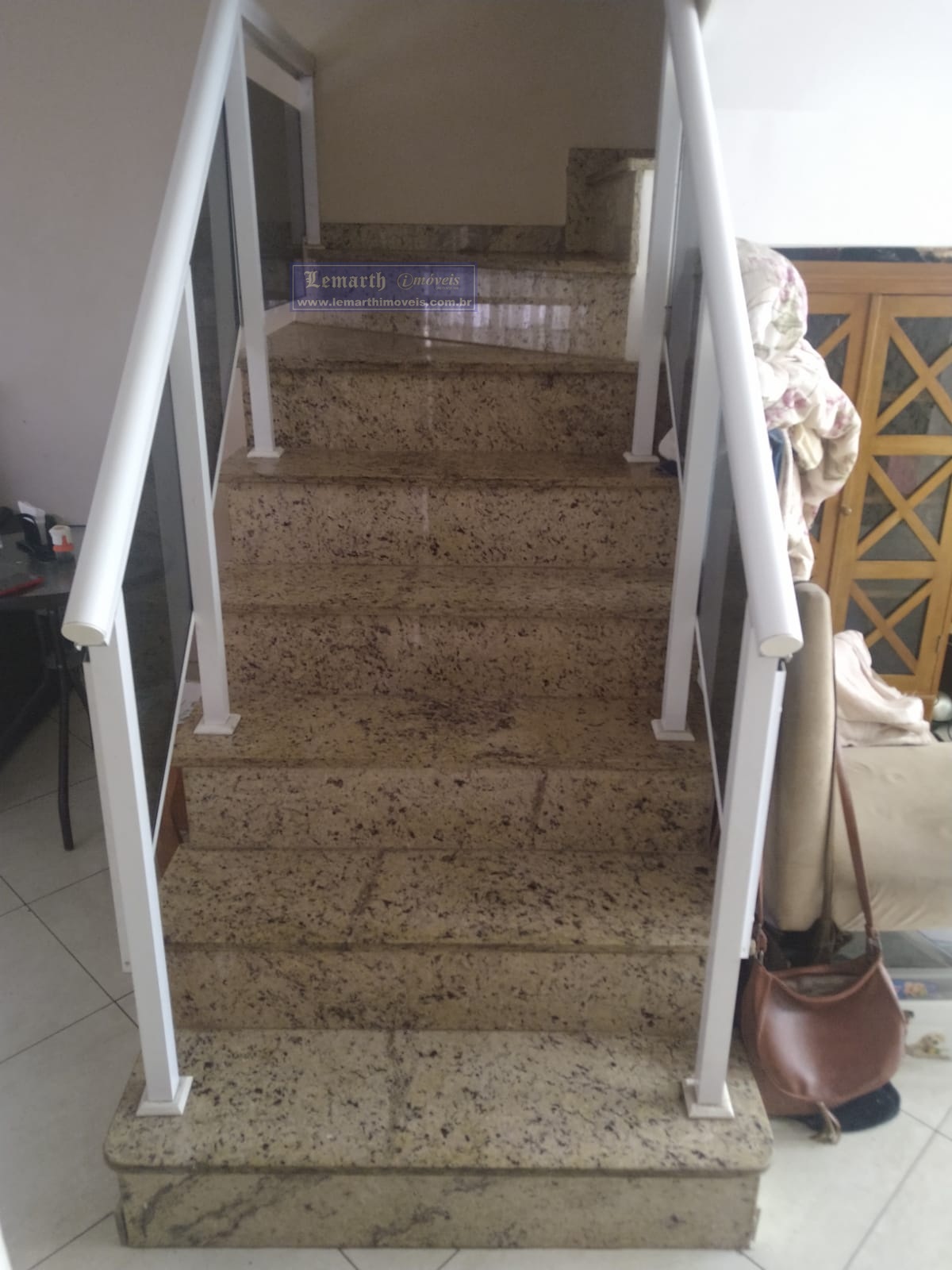 CASA EM CONDOMÍNIO FECHADO - PRAÇA SECA - 3 QTOS. SUÍTE, ÁREA EXTERNA COM CHURRASQUEIRA E GARAGEM.
