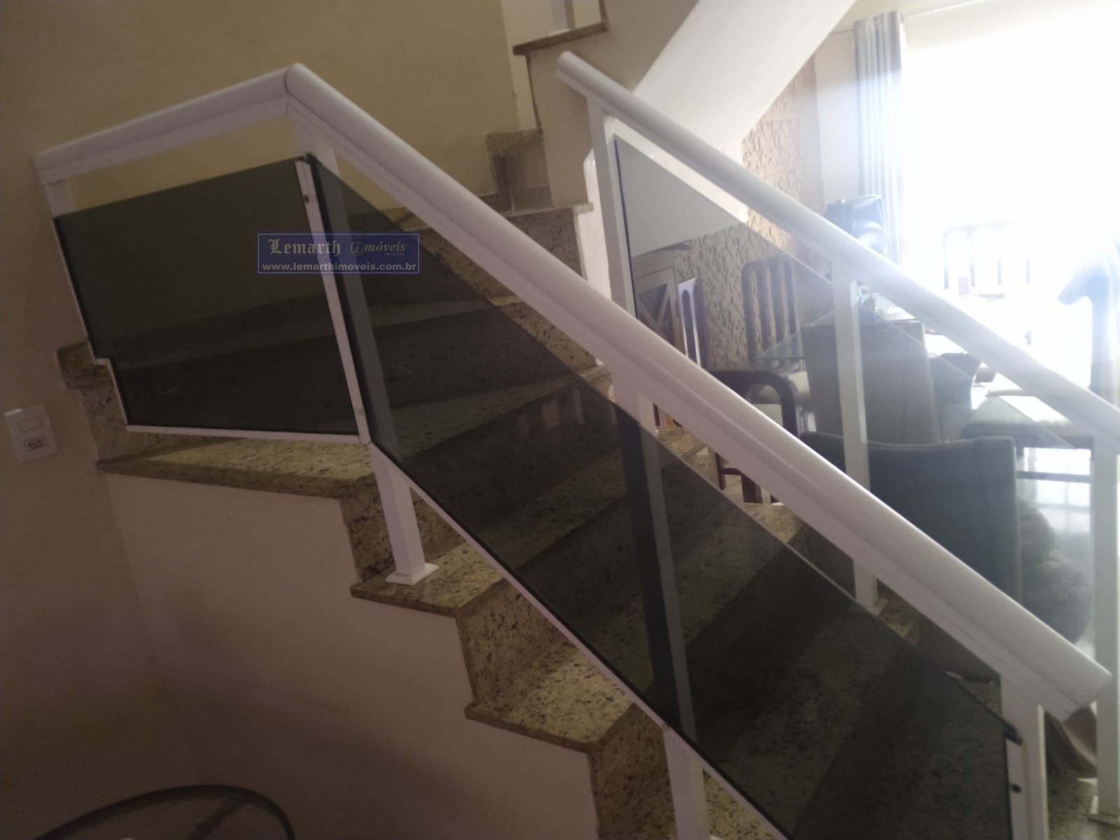 CASA EM CONDOMÍNIO FECHADO - PRAÇA SECA - 3 QTOS. SUÍTE, ÁREA EXTERNA COM CHURRASQUEIRA E GARAGEM.