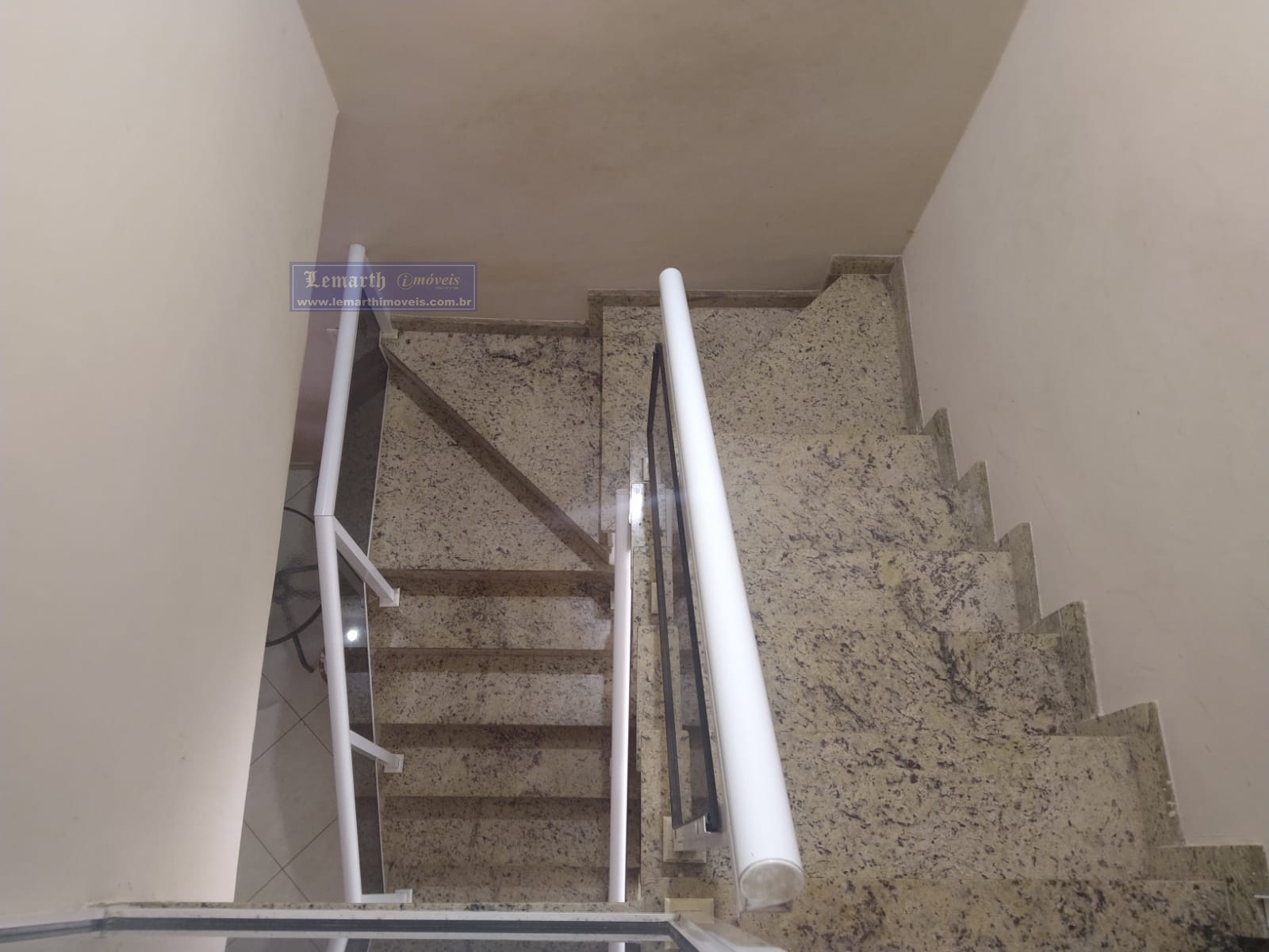 CASA EM CONDOMÍNIO FECHADO - PRAÇA SECA - 3 QTOS. SUÍTE, ÁREA EXTERNA COM CHURRASQUEIRA E GARAGEM.