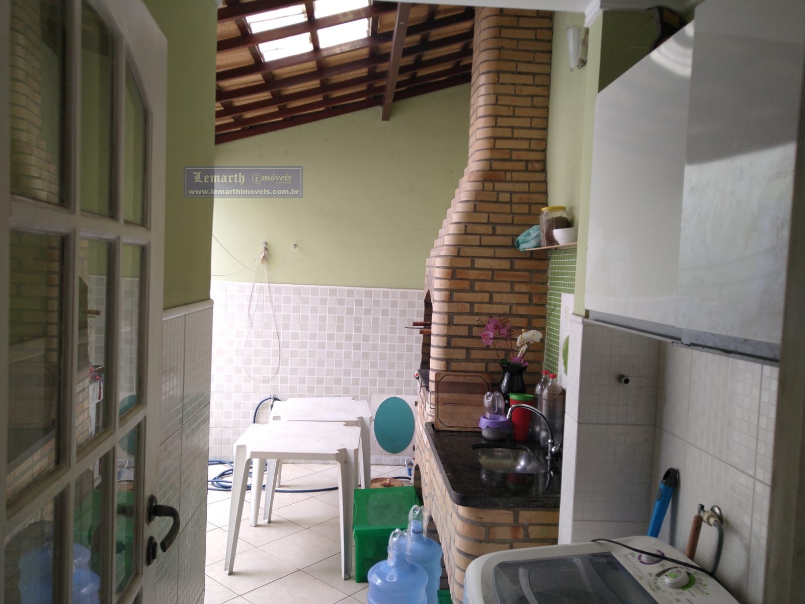 CASA EM CONDOMÍNIO FECHADO - PRAÇA SECA - 3 QTOS. SUÍTE, ÁREA EXTERNA COM CHURRASQUEIRA E GARAGEM.