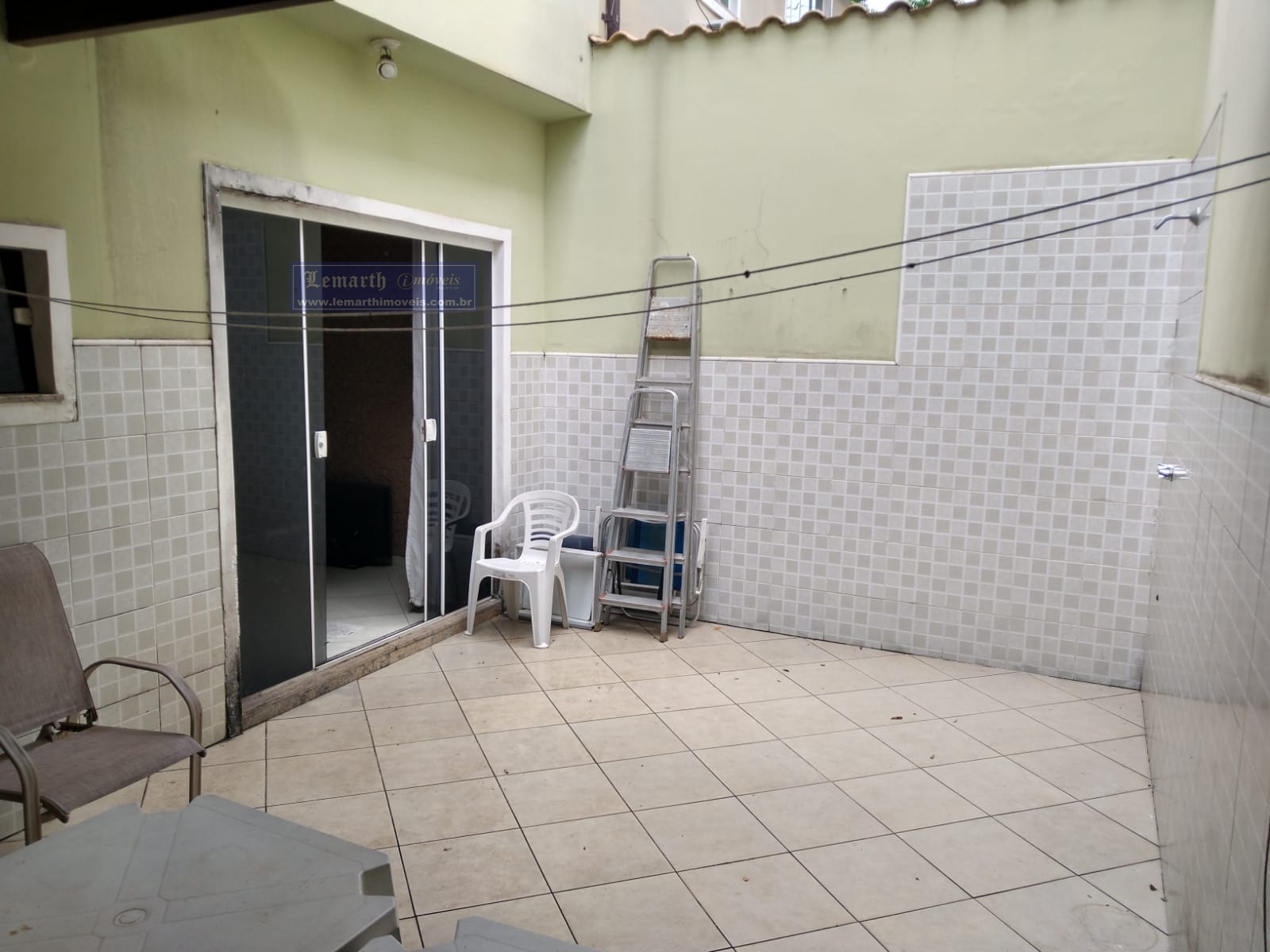 CASA EM CONDOMÍNIO FECHADO - PRAÇA SECA - 3 QTOS. SUÍTE, ÁREA EXTERNA COM CHURRASQUEIRA E GARAGEM.