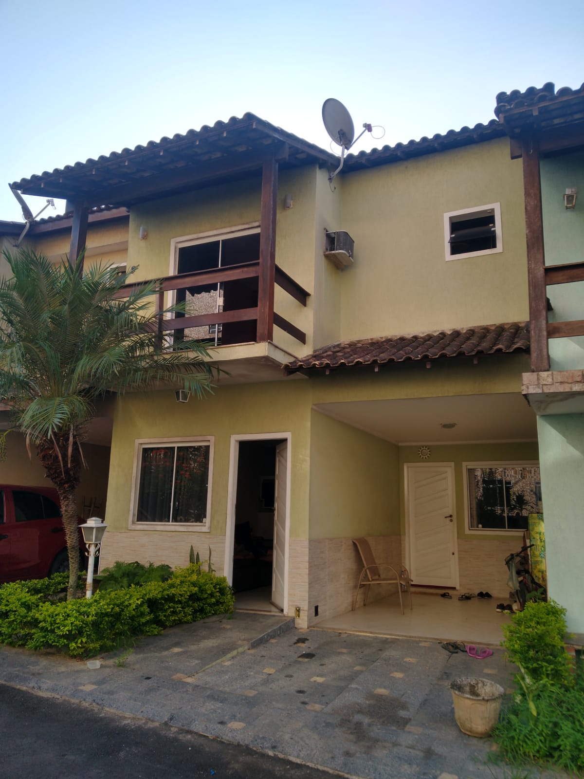 CASA EM CONDOMÍNIO FECHADO - PRAÇA SECA - 3 QTOS. SUÍTE, ÁREA EXTERNA COM CHURRASQUEIRA E GARAGEM.