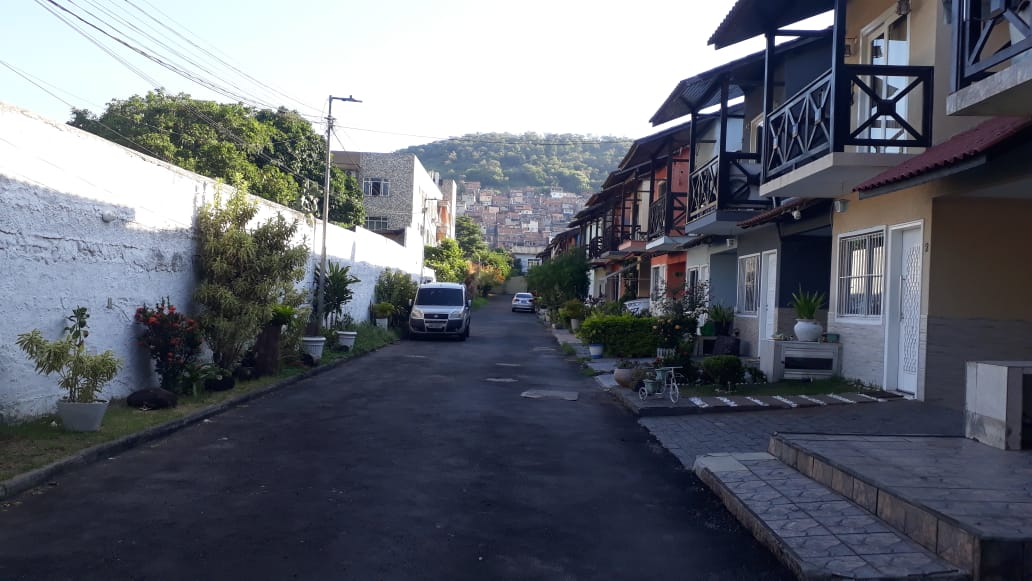 CASA EM CONDOMÍNIO FECHADO - PRAÇA SECA - 3 QTOS. SUÍTE, ÁREA EXTERNA COM CHURRASQUEIRA E GARAGEM.