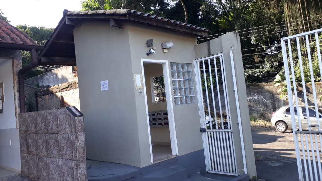 CASA EM CONDOMÍNIO FECHADO - PRAÇA SECA - 3 QTOS. SUÍTE, ÁREA EXTERNA COM CHURRASQUEIRA E GARAGEM.