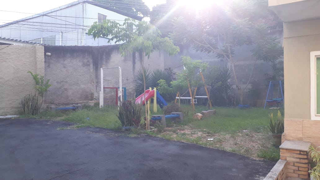 CASA EM CONDOMÍNIO FECHADO - PRAÇA SECA - 3 QTOS. SUÍTE, ÁREA EXTERNA COM CHURRASQUEIRA E GARAGEM.