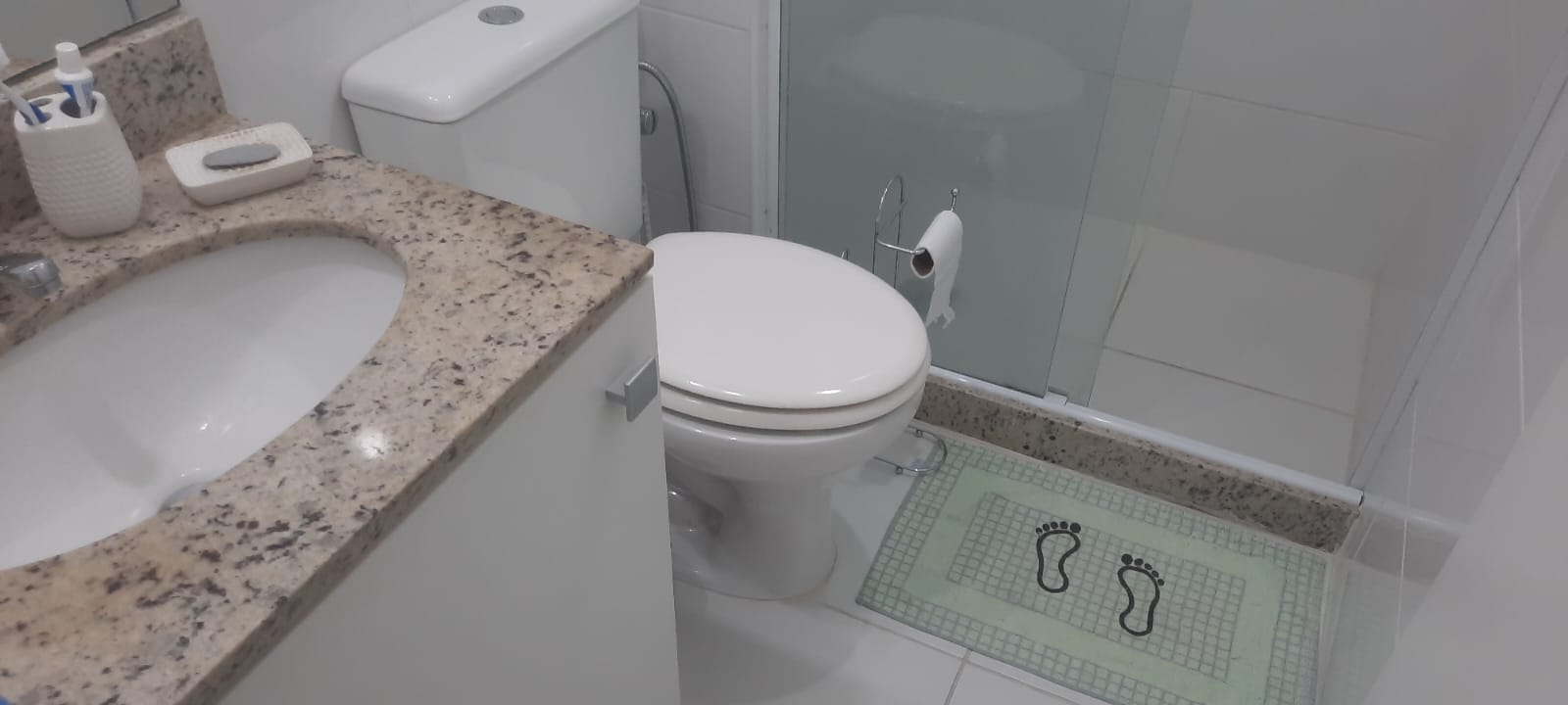 Alugo Apartamento na Praça Seca -  Totalmente Mobiliado - Lindo de 2Qtos. Suíte, Armários em todos os ambientes, 1 vaga de garagem  - R$1.700,00