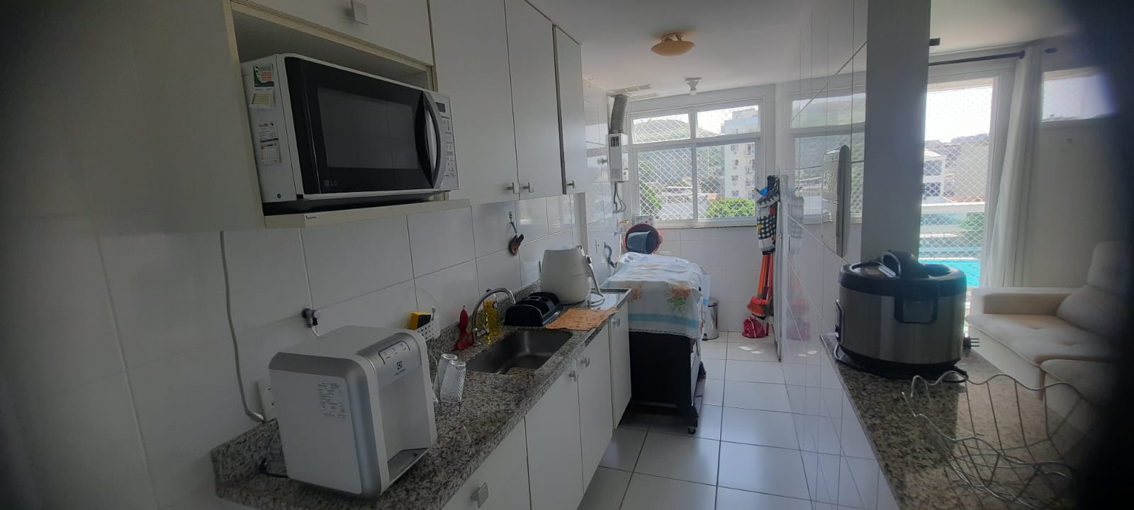 Alugo Apartamento na Praça Seca -  Totalmente Mobiliado - Lindo de 2Qtos. Suíte, Armários em todos os ambientes, 1 vaga de garagem  - R$1.700,00