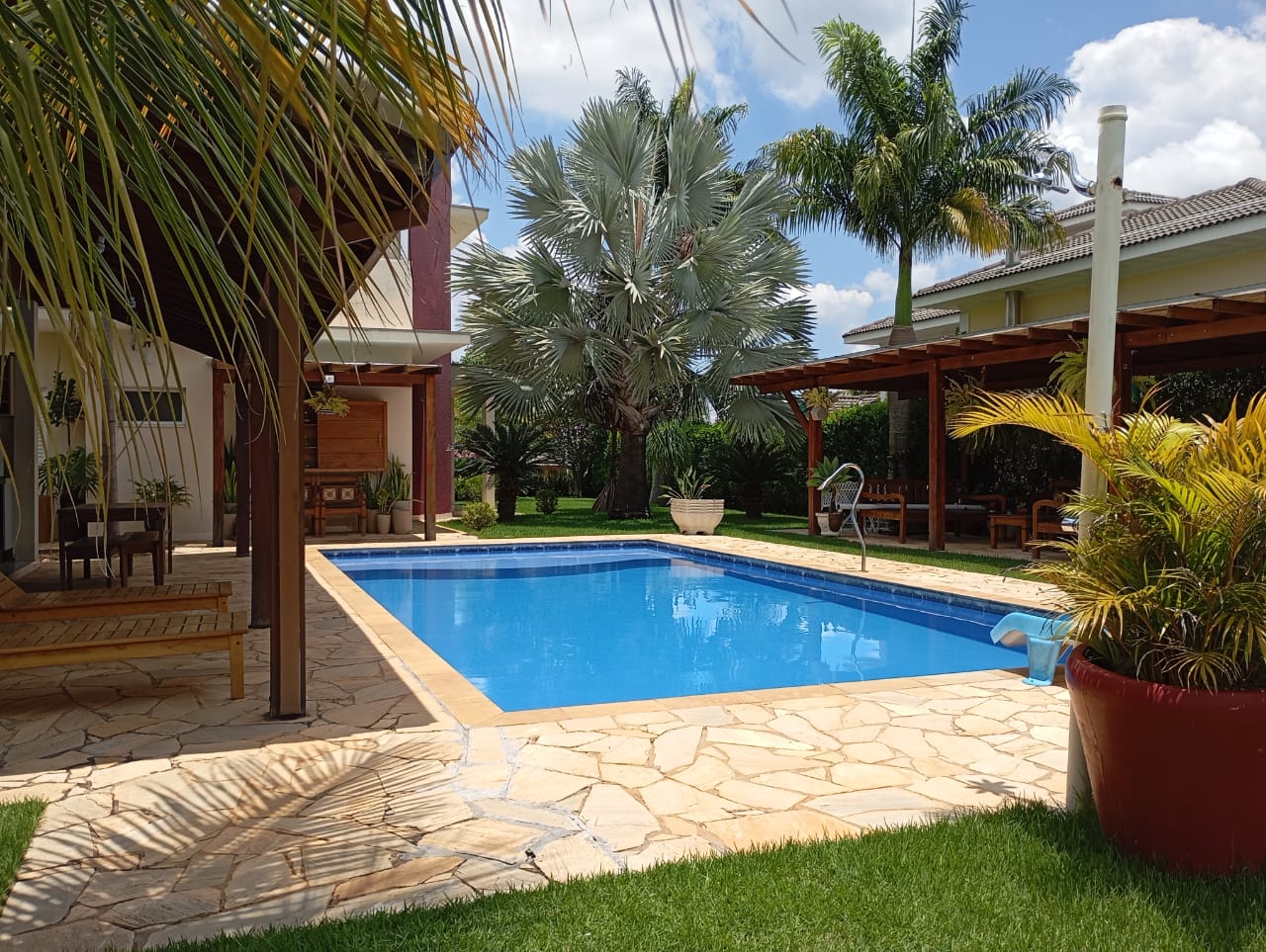 Sobrado 3 dormitórios, suíte e piscina a venda  no Horizonte Azul 2  