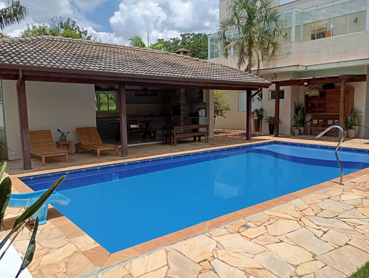 Sobrado 3 dormitórios, suíte e piscina a venda  no Horizonte Azul 2  