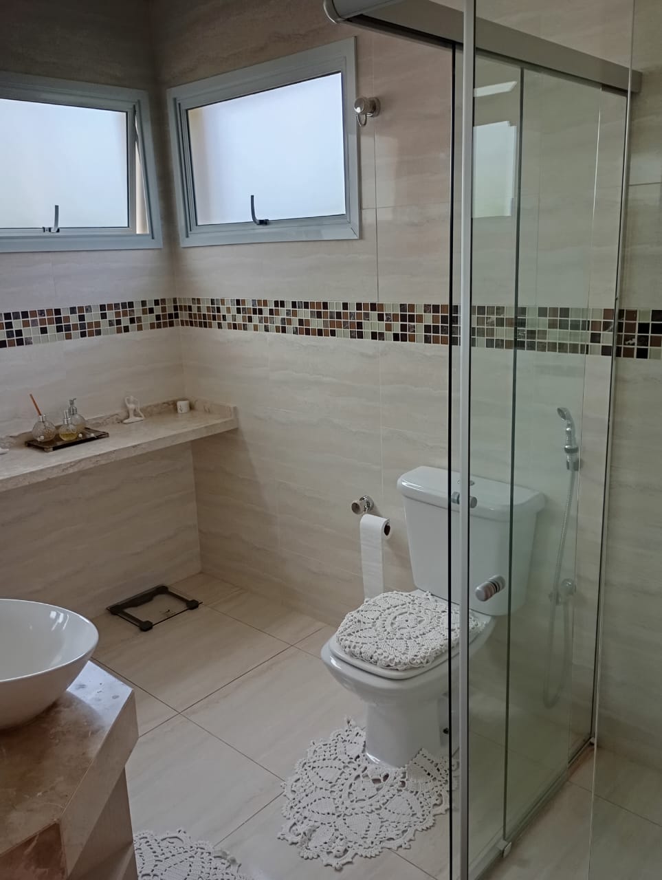 Sobrado 3 dormitórios, suíte e piscina a venda  no Horizonte Azul 2  