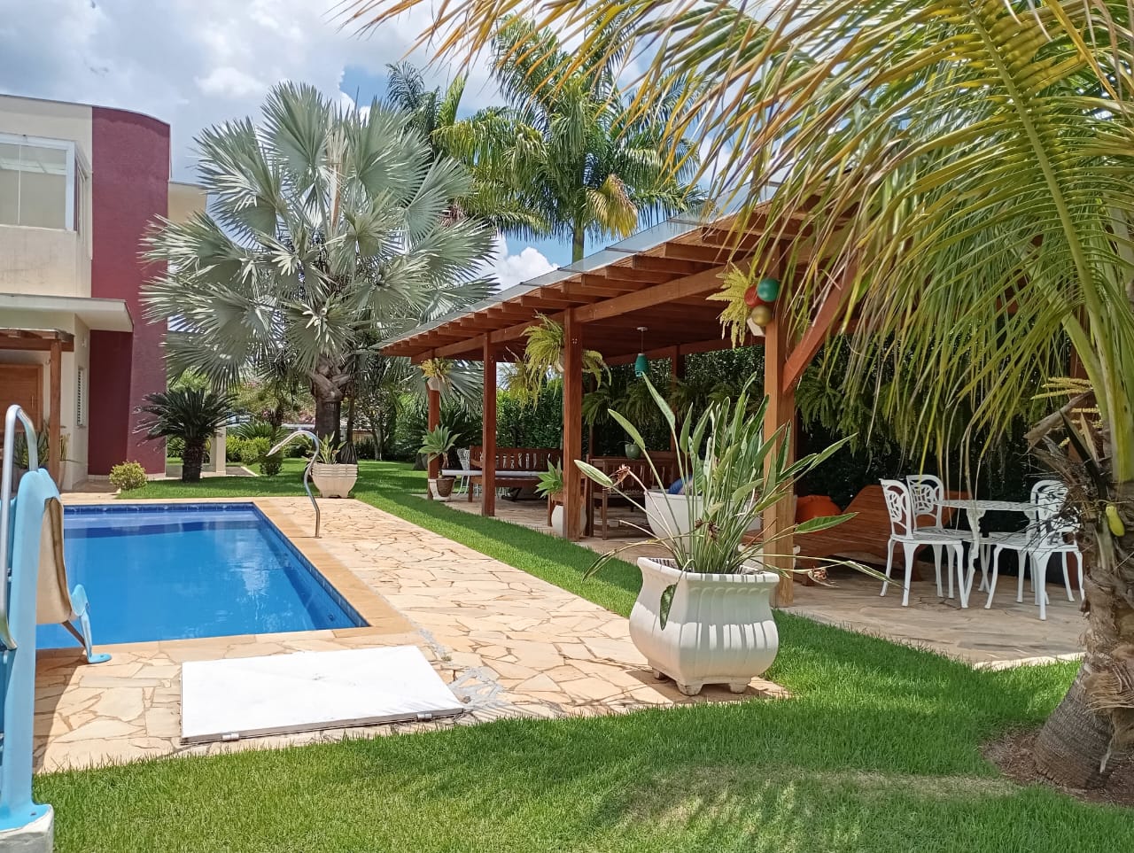 Sobrado 3 dormitórios, suíte e piscina a venda  no Horizonte Azul 2  