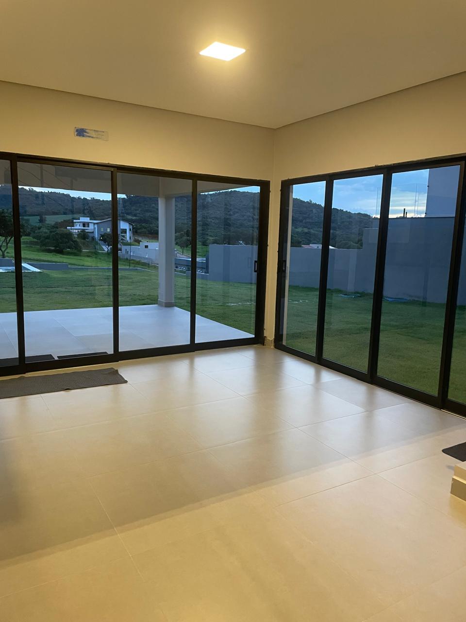 Casa Moderna com Piscina Infinita e Vista Incrível no Green Park Vida Real!