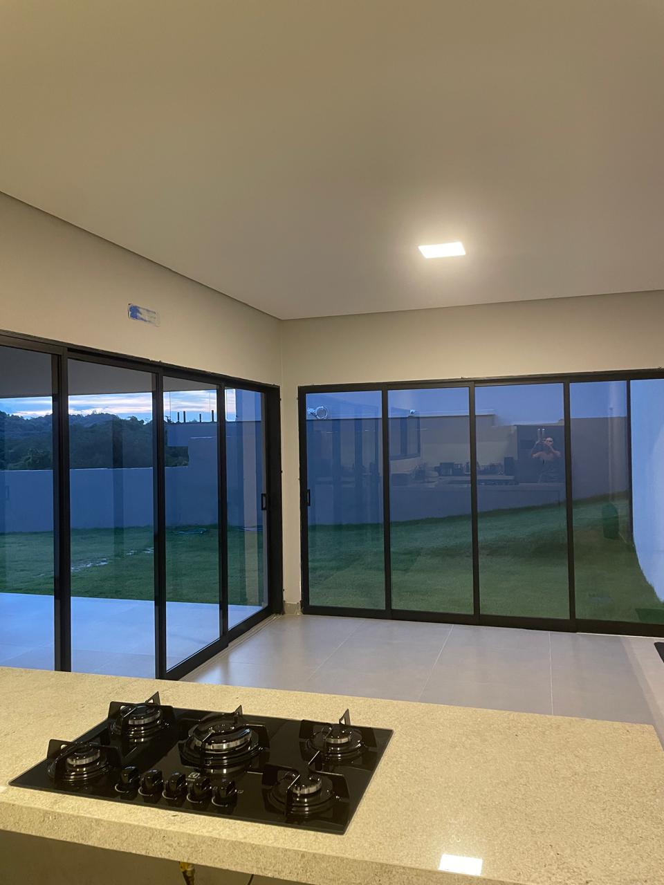 Casa Moderna com Piscina Infinita e Vista Incrível no Green Park Vida Real!