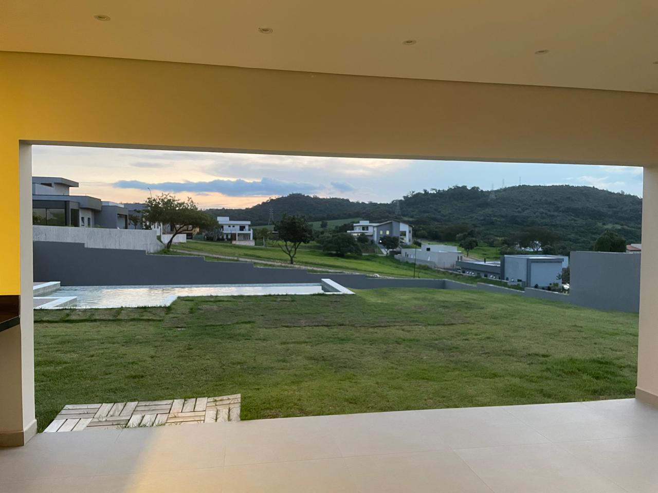 Casa Moderna com Piscina Infinita e Vista Incrível no Green Park Vida Real!