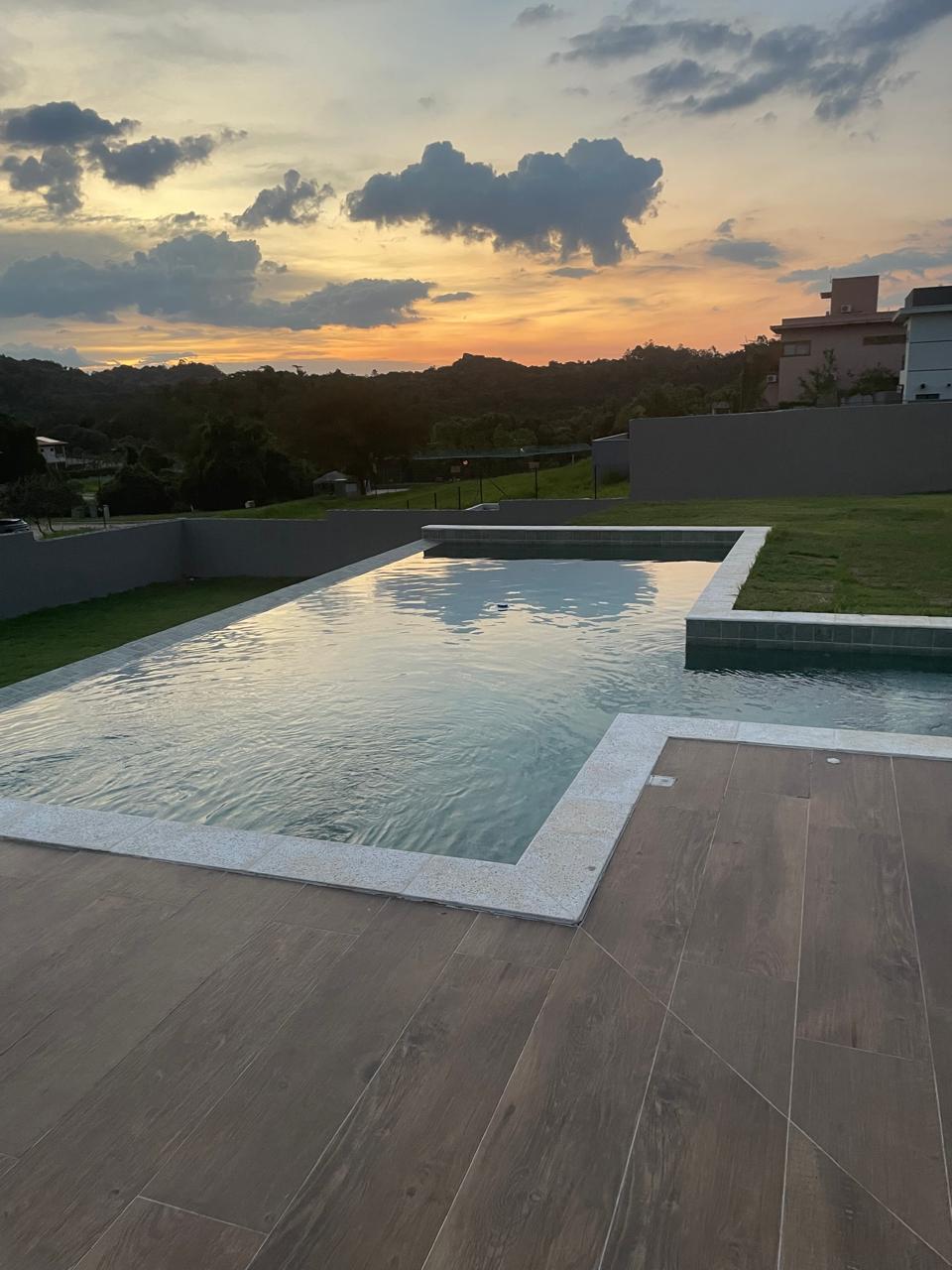 Casa Moderna com Piscina Infinita e Vista Incrível no Green Park Vida Real!