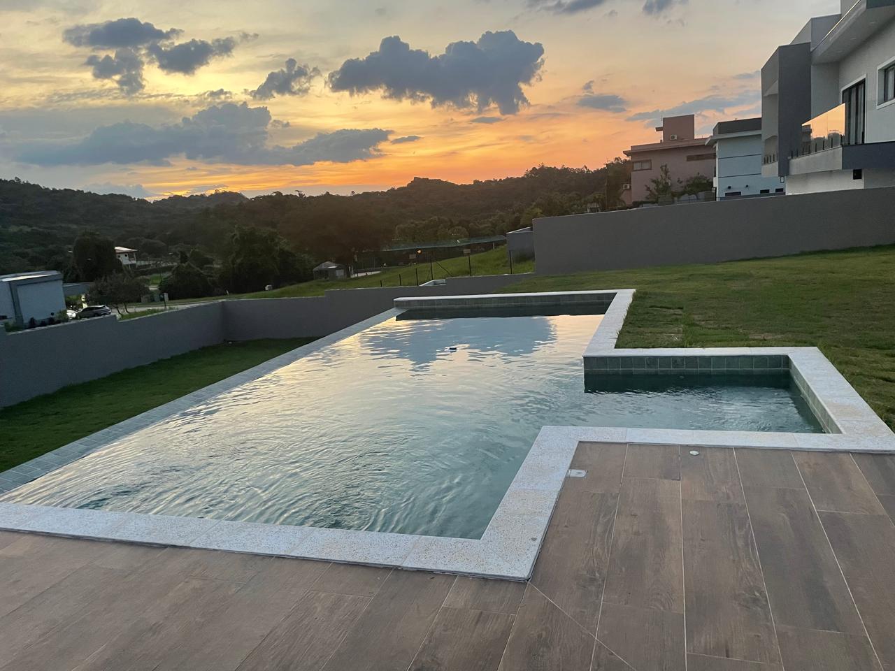 Casa Moderna com Piscina Infinita e Vista Incrível no Green Park Vida Real!