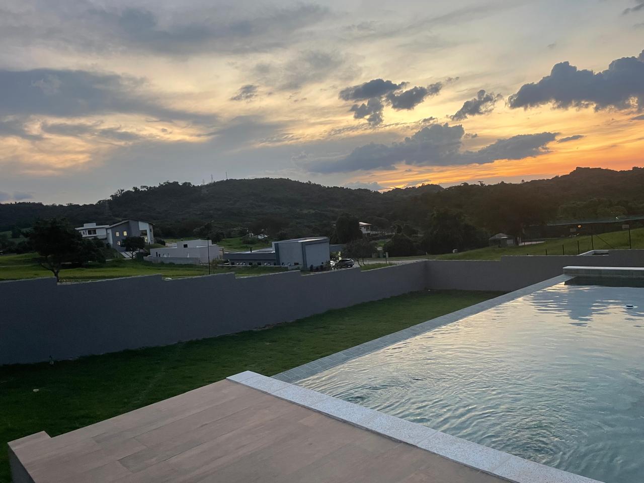 Casa Moderna com Piscina Infinita e Vista Incrível no Green Park Vida Real!