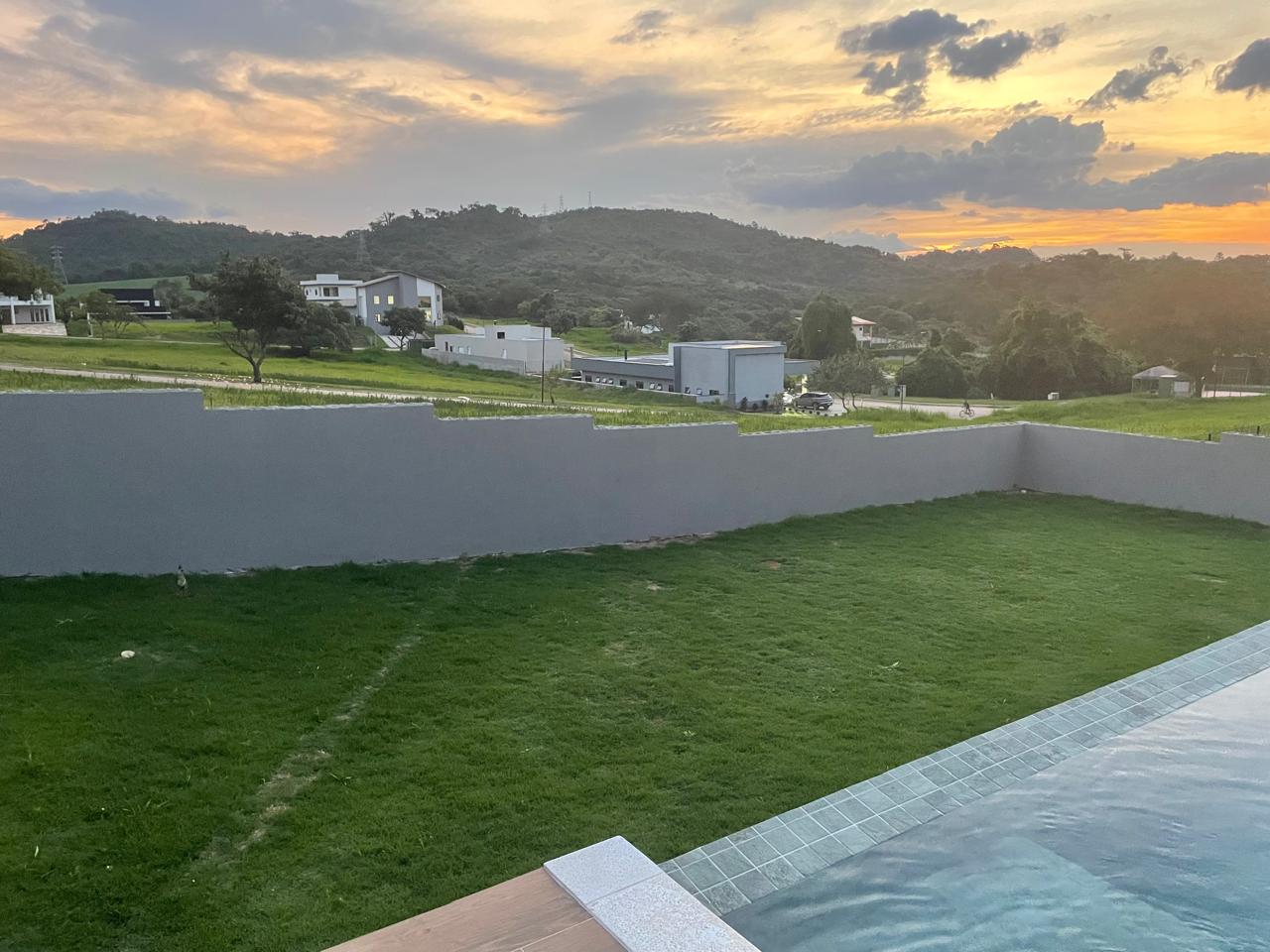 Casa Moderna com Piscina Infinita e Vista Incrível no Green Park Vida Real!