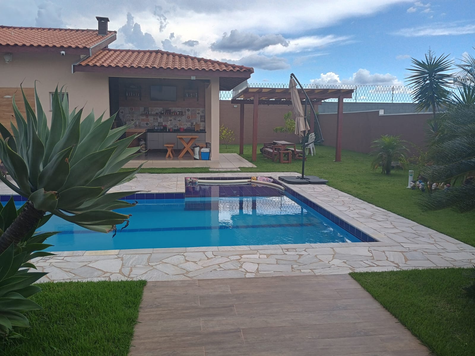 Casa Alto Padrão com Piscina, 4 Dormitórios e Vista Panorâmica em Itupeva!