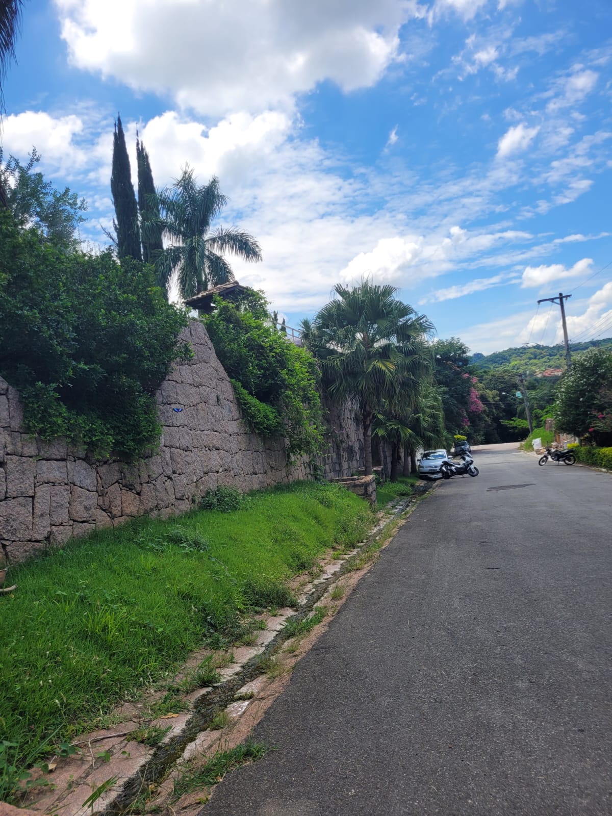 Casa Térrea com 3 dormitórios e Piscina a Venda no Condomínio Jardim do Ribeirão I