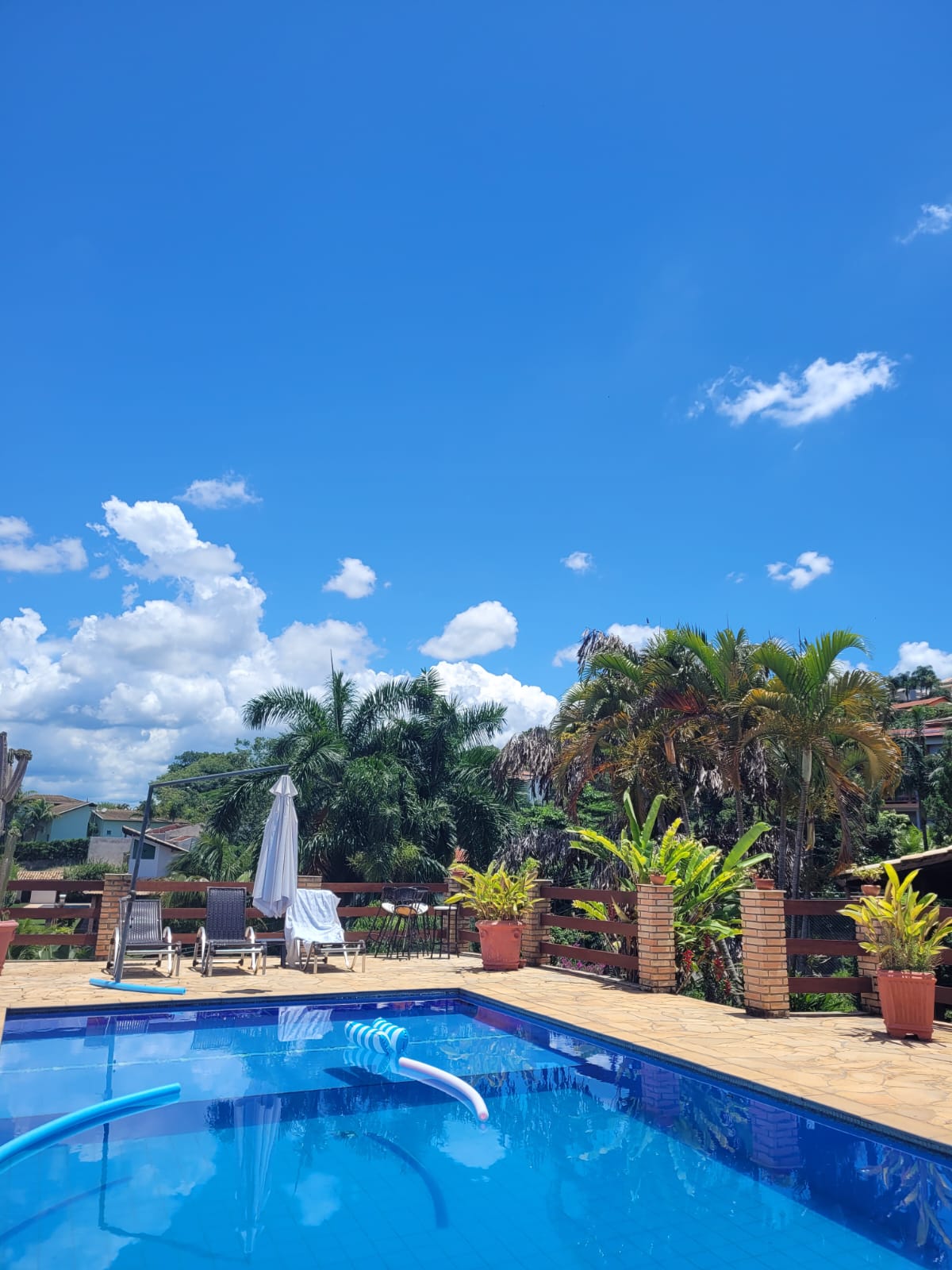 Casa Térrea com 3 dormitórios e Piscina a Venda no Condomínio Jardim do Ribeirão I
