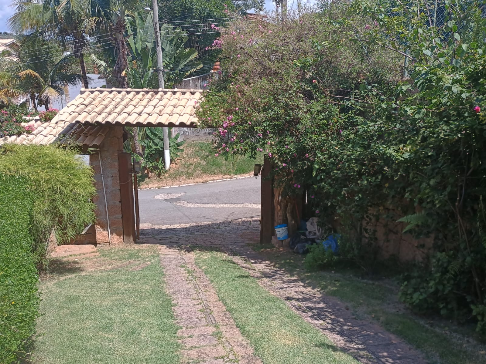 Casa Térrea com 3 dormitórios e Piscina a Venda no Condomínio Jardim do Ribeirão I