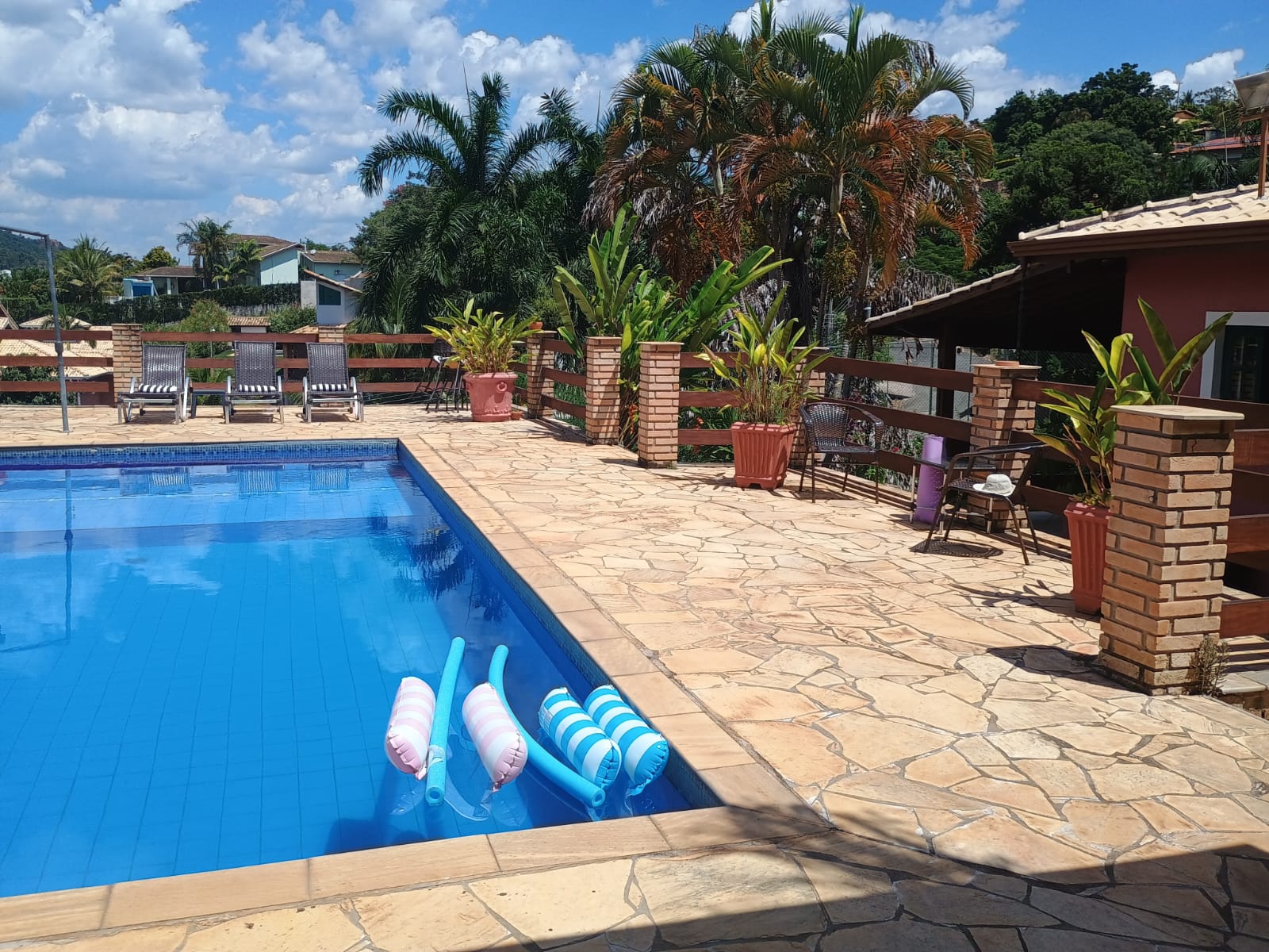 Casa Térrea com 3 dormitórios e Piscina a Venda no Condomínio Jardim do Ribeirão I