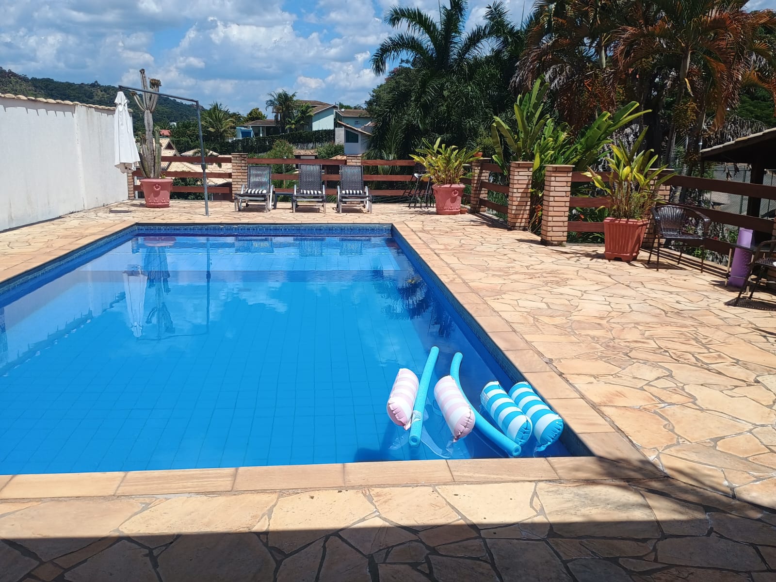 Casa Térrea com 3 dormitórios e Piscina a Venda no Condomínio Jardim do Ribeirão I