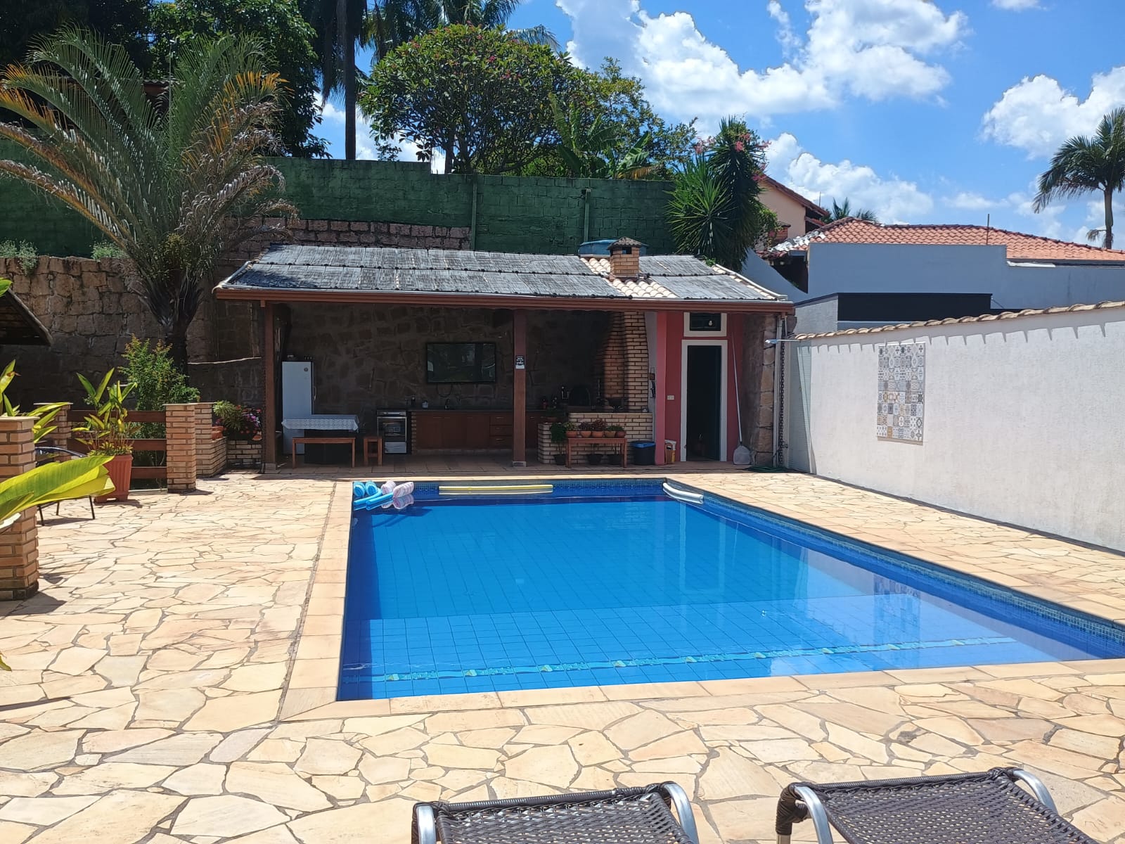 Casa Térrea com 3 dormitórios e Piscina a Venda no Condomínio Jardim do Ribeirão I