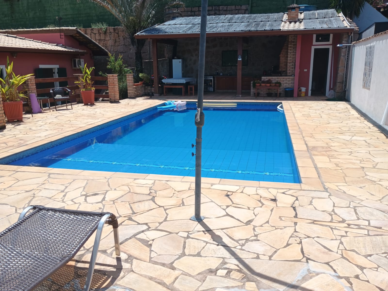 Casa Térrea com 3 dormitórios e Piscina a Venda no Condomínio Jardim do Ribeirão I