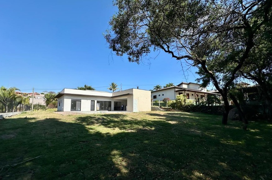 Casa moderna com vista para mata no Horizonte Azul 2: conceito aberto, 3 dorm (suíte master com closet), gourmet com churrasqueira e piscina