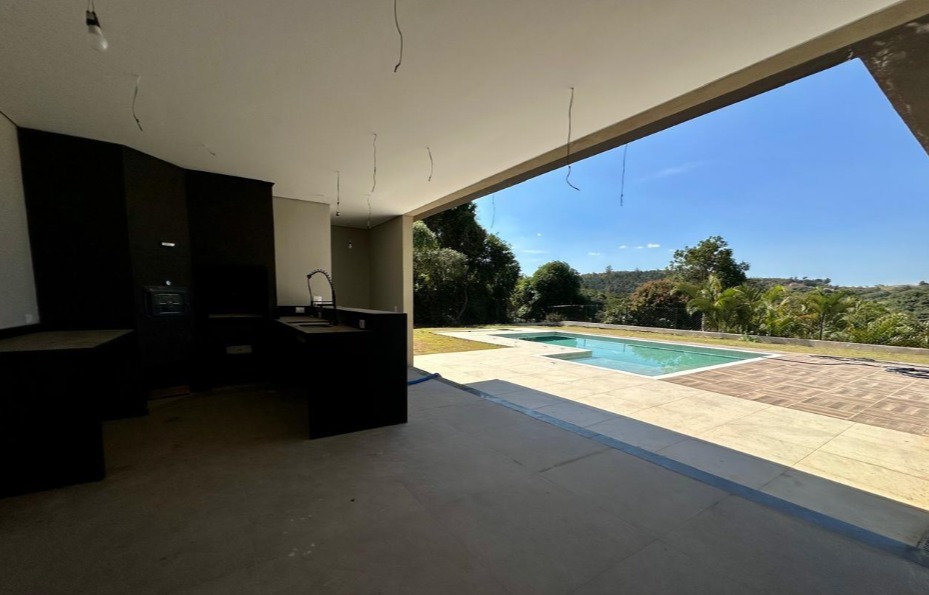 Casa moderna com vista para mata no Horizonte Azul 2: conceito aberto, 3 dorm (suíte master com closet), gourmet com churrasqueira e piscina