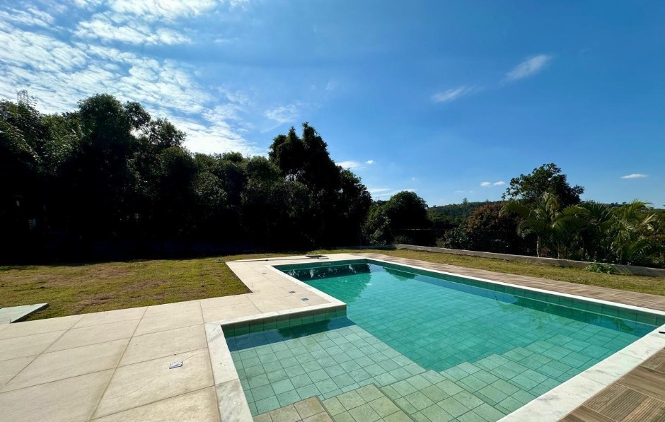 Casa moderna com vista para mata no Horizonte Azul 2: conceito aberto, 3 dorm (suíte master com closet), gourmet com churrasqueira e piscina