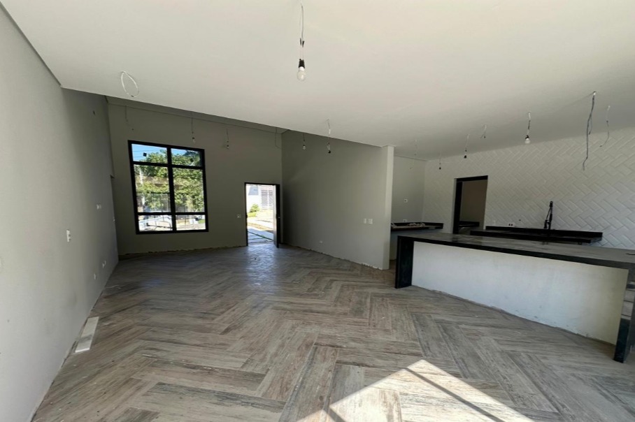 Casa moderna com vista para mata no Horizonte Azul 2: conceito aberto, 3 dorm (suíte master com closet), gourmet com churrasqueira e piscina