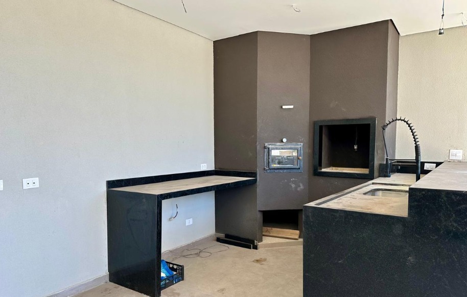 Casa moderna com vista para mata no Horizonte Azul 2: conceito aberto, 3 dorm (suíte master com closet), gourmet com churrasqueira e piscina