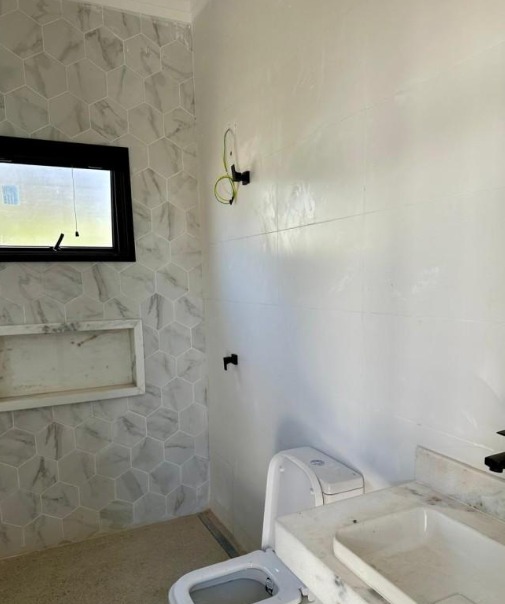 Casa moderna com vista para mata no Horizonte Azul 2: conceito aberto, 3 dorm (suíte master com closet), gourmet com churrasqueira e piscina