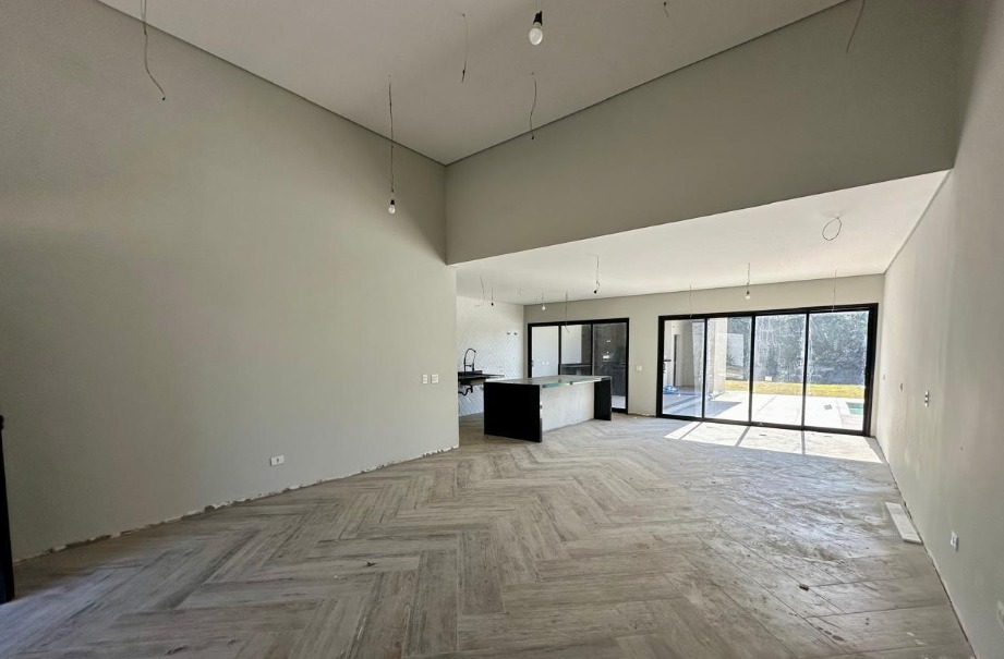 Casa moderna com vista para mata no Horizonte Azul 2: conceito aberto, 3 dorm (suíte master com closet), gourmet com churrasqueira e piscina