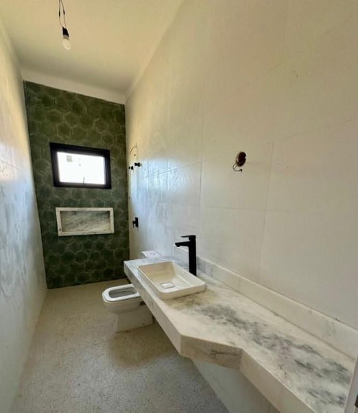 Casa moderna com vista para mata no Horizonte Azul 2: conceito aberto, 3 dorm (suíte master com closet), gourmet com churrasqueira e piscina