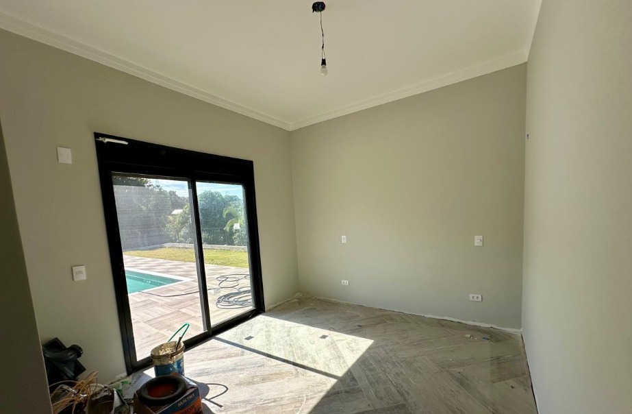 Casa moderna com vista para mata no Horizonte Azul 2: conceito aberto, 3 dorm (suíte master com closet), gourmet com churrasqueira e piscina