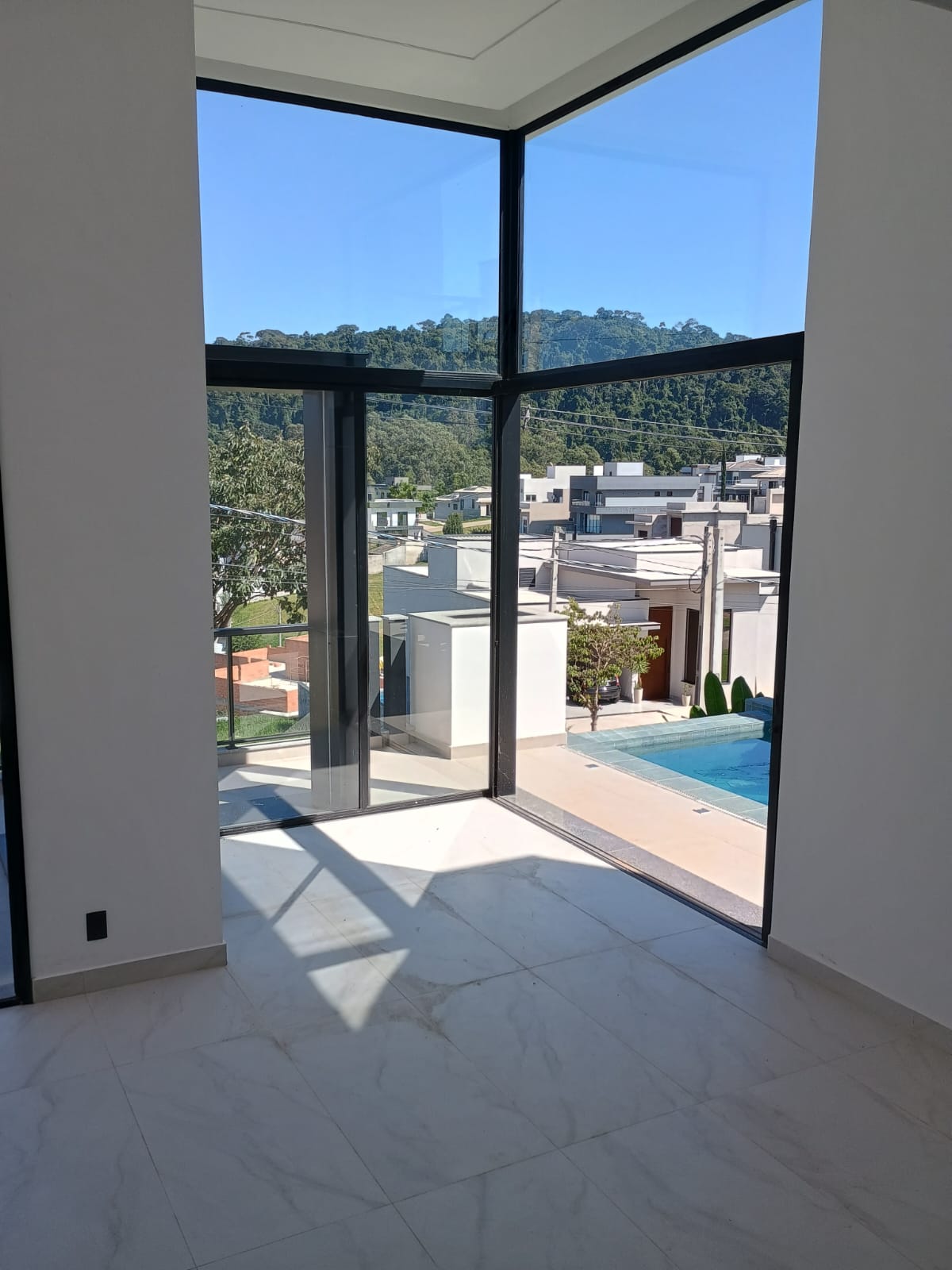 Alto Padrão, Piscina Infinita e Natureza ao Redor – Viva no Ibi Aram II!