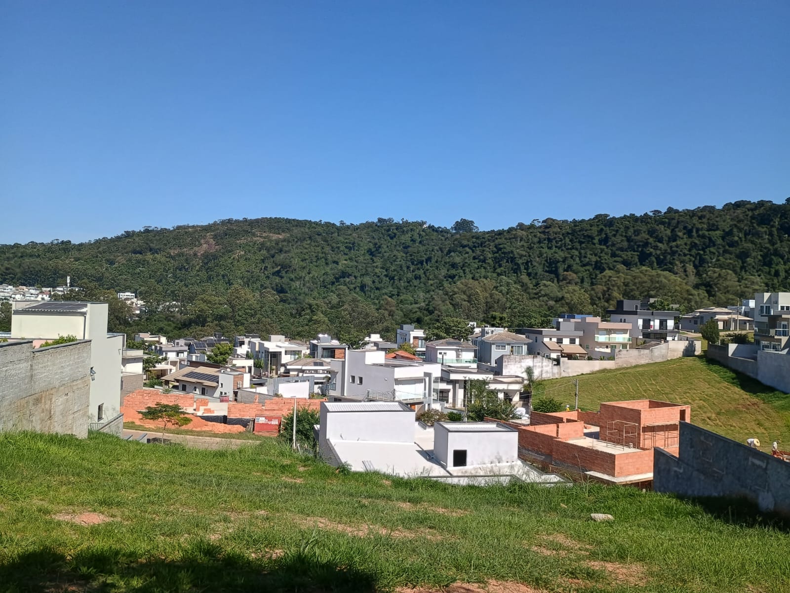 Alto Padrão, Piscina Infinita e Natureza ao Redor – Viva no Ibi Aram II!