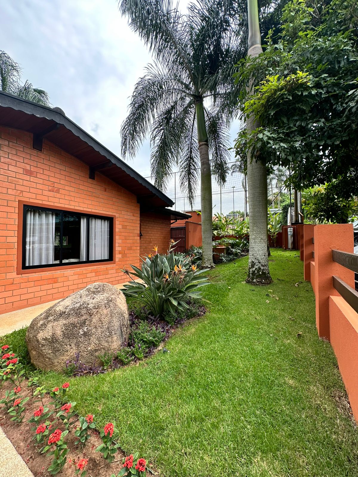Casa Térrea Alto Padrão com 4 suítes a venda Condomínio Horizonte Azul 1