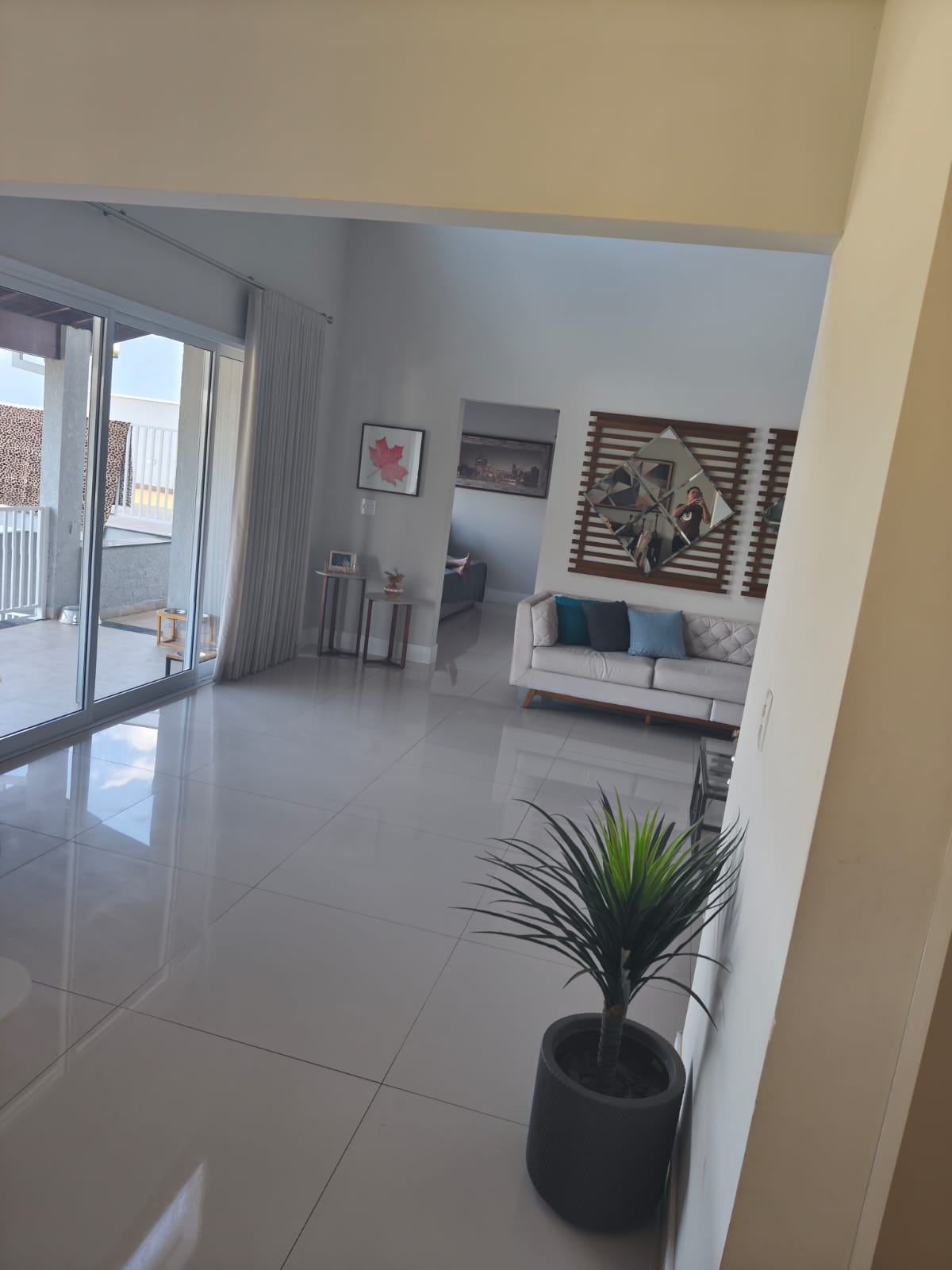 Casa com 3 Suítes e Piscina a Venda no Condomínio Horizonte Azul 2