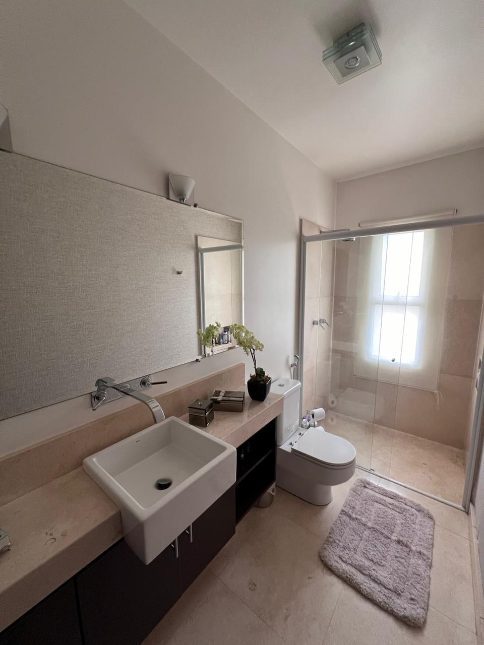 Casa de alto Padrão com 3 suítes e área de lazer a venda no Residencial dos Lagos