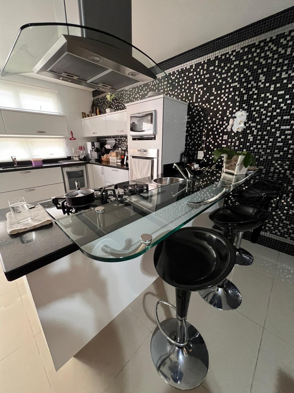 Casa de alto Padrão com 3 suítes e área de lazer a venda no Residencial dos Lagos